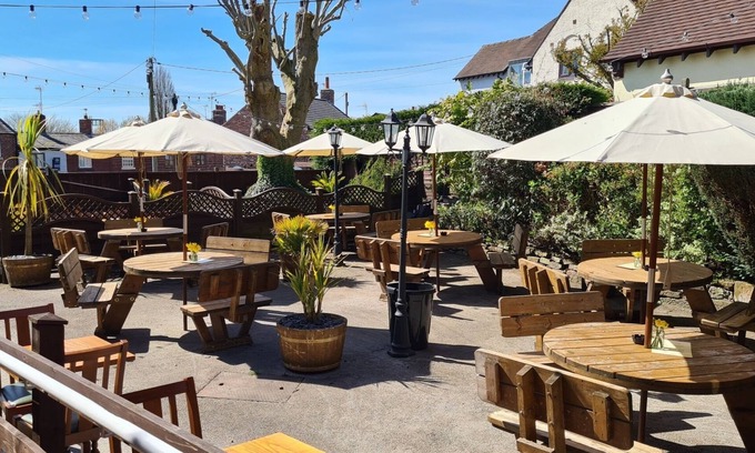 Tarporley Bed & Breakfast | Welcoming Stay at The Foresters Arms with Family-Friendly Perks