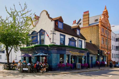 Hampton Wick Hotel | Pet Friendly Getaway at The Foresters Arms - Rated 7.9/10