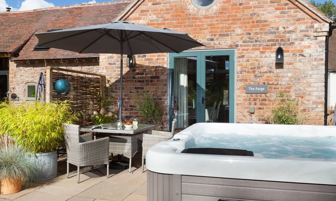Bridgnorth Cottage | Escape to The Forge: Cozy Barn Conversion with Spa Amenities