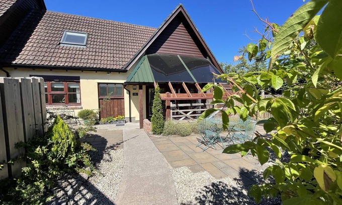 Shipham Cottage | Family-Friendly THE FORGE Cottage with Ocean View in Shipham