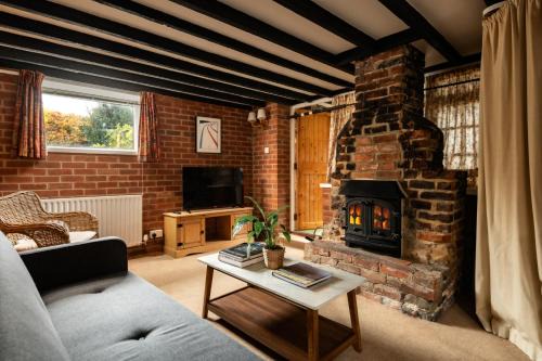 Crondall Apartment | Discover The Forge: Family and Pet-Friendly Retreat