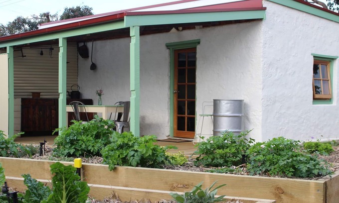 Kingscote Cottage | Historic Blacksmith's Cottage with Ocean View & Breakfast