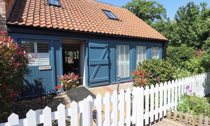 Aylesby Cottage | The Forge Hotel: Garden Oasis with Ocean Views in Laceby