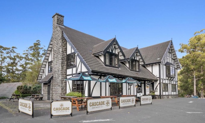 Port Arthur Hotel | Historic Stay at The Fox and Hounds Hotel - Family Friendly
