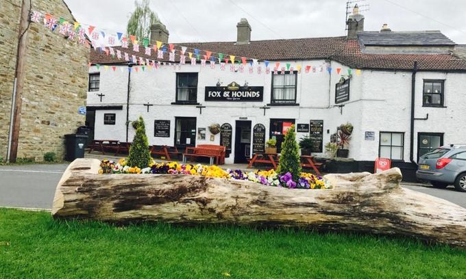 Leyburn Hotel | Cozy Stay at The Fox & Hounds Inn - Pet Friendly Comfort