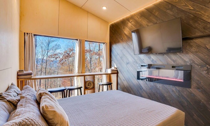 Lupton City Cabin | Cozy Fox Tail Pine Treehouse: Family-Friendly Escape Awaits!