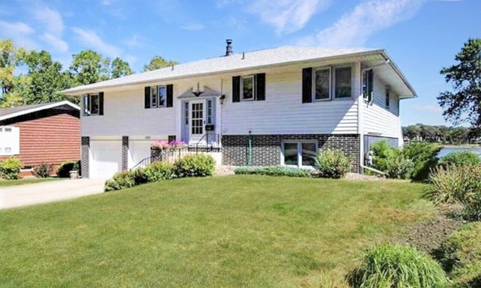 Spirit Lake House | Delightful Stay at The Foxhole on East Lake Okoboji