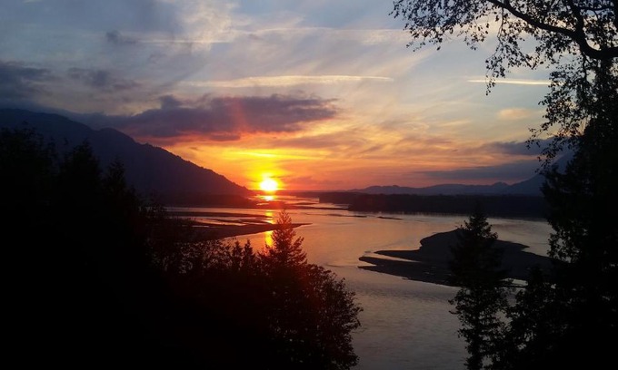 Deroche Bed & Breakfast | Explore The Fraser River's Edge B&B Lodge - 4-Star Retreat