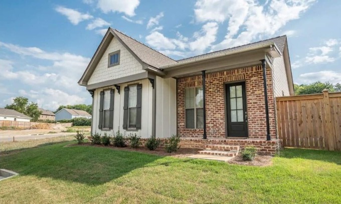 Starkville House | Experience The Frenchmen House: Rated 10/10 with Spa & Hot Tub