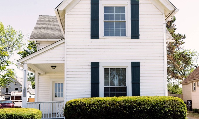 Lorain House | Experience The Front House by the Lake with Pet-Friendly Comfort
