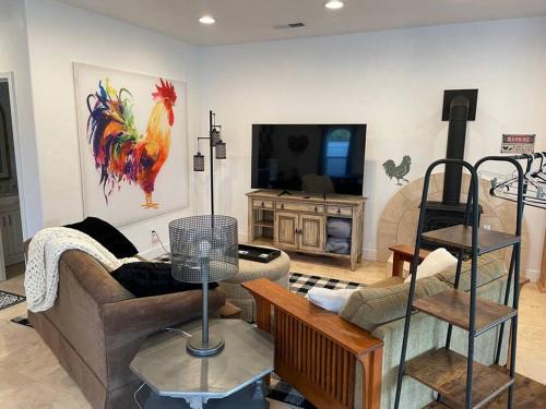 Ahwahnee House | Discover The Funky Chicken: Hot Tub & BBQ Retreat for 4