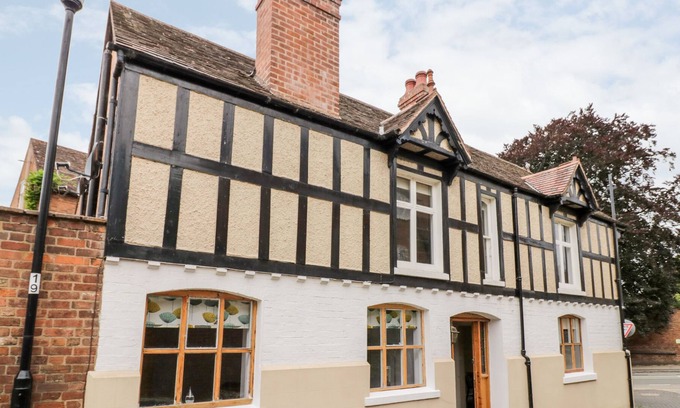 Warwick Town Centre Cottage | THE GABLES, family friendly, character holiday cottage in Warwick