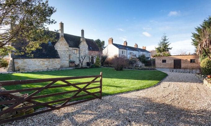 Cow Honeybourne House | Experience The Gables: A Unique Retreat Awaits You