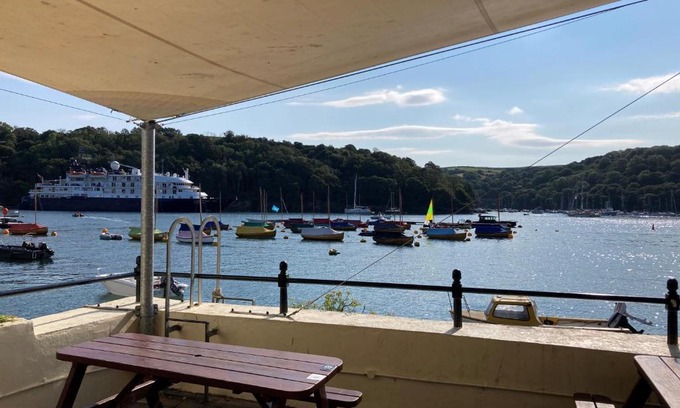 Fowey Hotel | Discover The Galleon Inn: Family-Friendly with Breakfast!