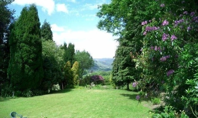 Machynlleth Cottage | Discover The Gallery: Oceanfront Escape with Family Amenities