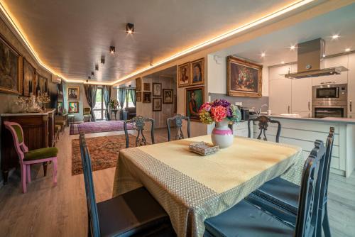 Veliko Tarnovo House | Elegant Stay at The Gallery Guest House - Family Friendly