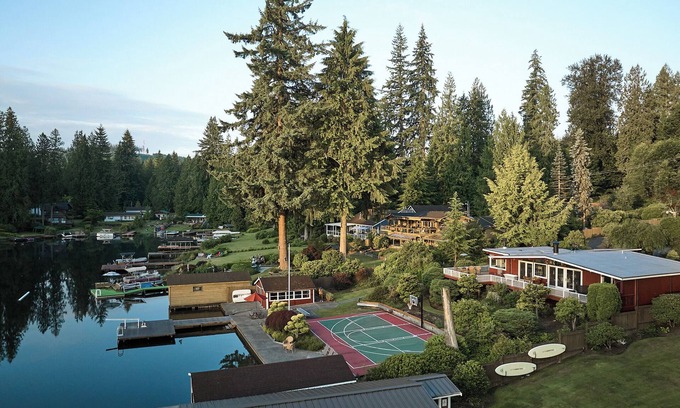 Lake Roesiger House | Elegant Lakehouse Retreat with Ocean View and Kid-Friendly Amenities