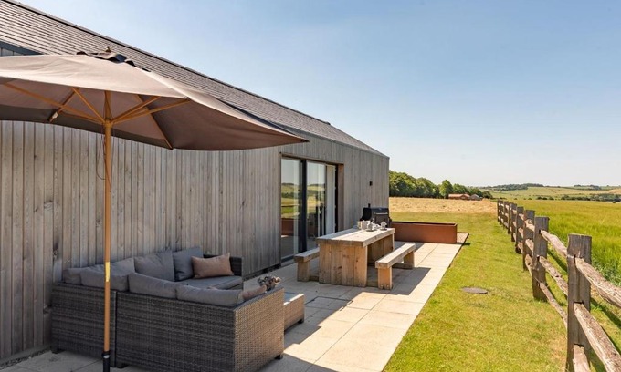 East Ilsley House | Luxury Stay at The Gallops - 5-Star, Pet Friendly Retreat