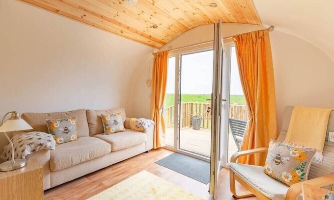 Newton Stewart Cabin | Idyllic Glamping Retreat with Hot Tub and Scenic Views
