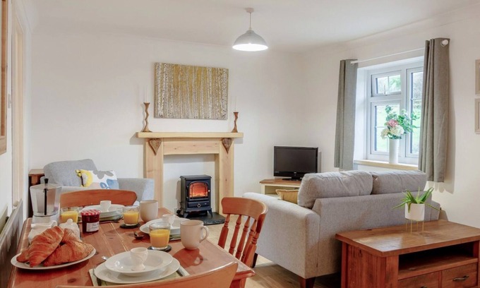 Llanrhidian Higher Cottage | Discover The Game Cottage at Blaen Cedi Farm - Rated 10/10