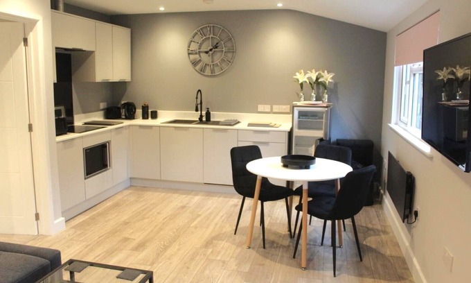 Waltham St Lawrence Cabin | Cozy Garden Cabin: Ideal Village Retreat with Local Pub