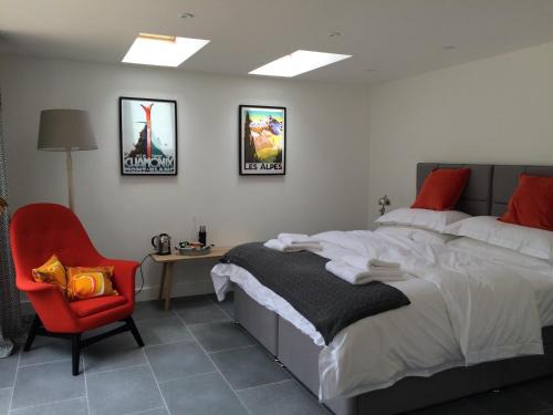 Thorpe Ski Chalet | Experience The Garage: 4-Star Stay with Breakfast & Kitchen