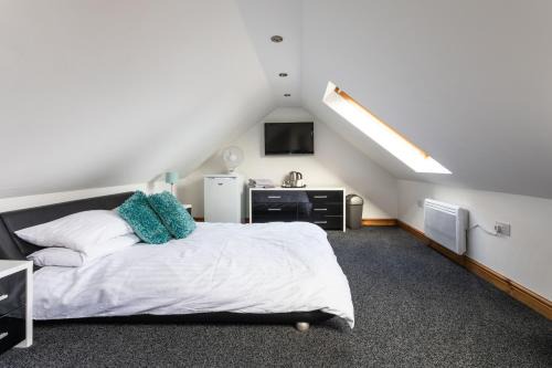 Uplands House | Welcoming Stay at The Garage @ The Old Vicarage