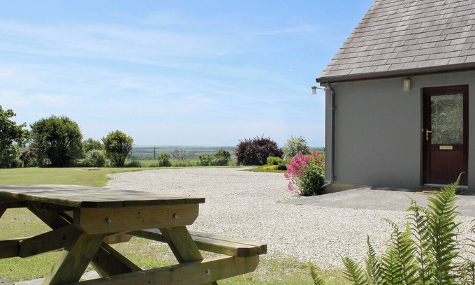 St Wenn Cottage | Pet-Friendly Ocean View 1 Bedroom in Tregonetha, St Columb