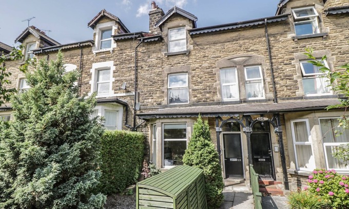 Harrogate Cottage | Family-Friendly Garden Flat in Harrogate with Kitchen