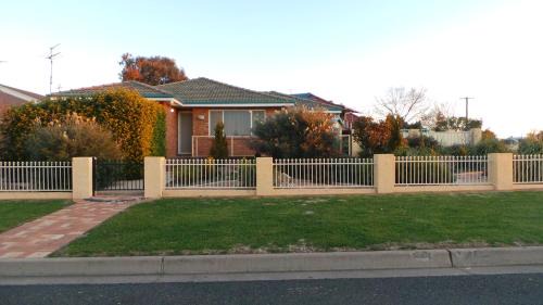South Tamworth House | Inviting The Garden House: Family-Friendly with Kitchenette