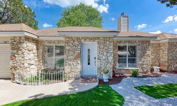 Lakeway House | Relaxing Getaway at The Garden House with Pool & Spa