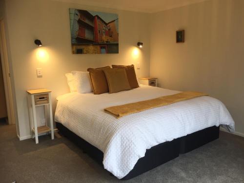 Te Anau Bed & Breakfast | Beautiful Garden Room at Te Anau Country Accommodation