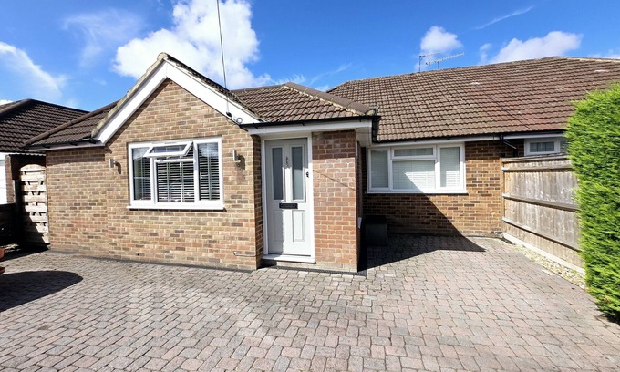 Horley House | The Gardens|3BR Bungalow|Driveway|Near LGW