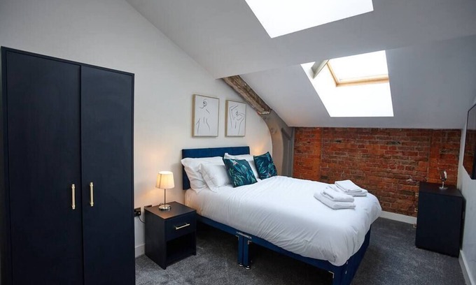 Manchester Apartment | Discover The Garnet Suite: Top-Rated Family Retreat