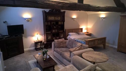 Birchover House | Family-Friendly Retreat at The Gate House Barn - 4 Stars