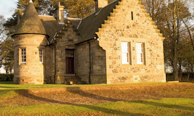 Pittenweem House | Elegant Gate House Cottage with Pool and Spa Amenities