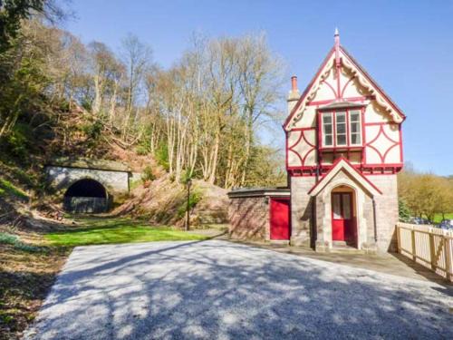 Oakamoor House | Experience The Gate House: Pet-Friendly & Rated 9.8/10