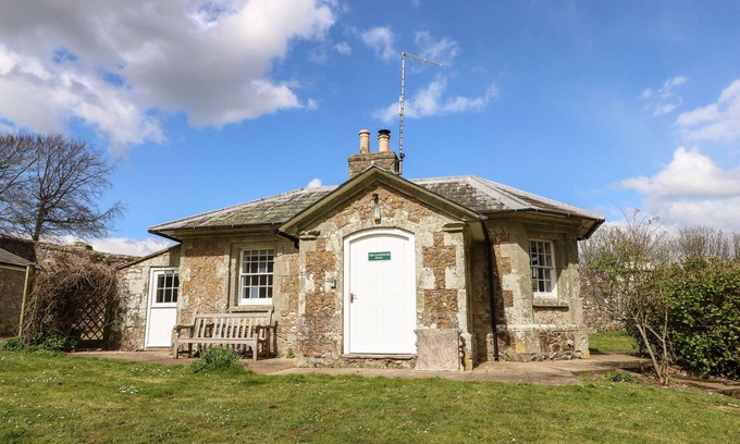 Godshill Cottage | Pet-Friendly The Gate House: Your Ideal Wroxall Getaway
