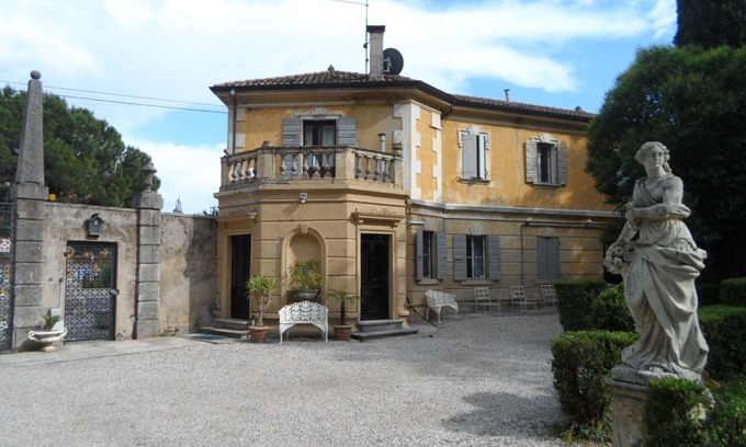 San Pietro in Cariano Villa | Discover The Gate Lodge: Villa with Park & Private Pool