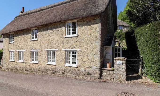 Axmouth Cottage | Pet-Friendly Getaway at The Gatehouse in Axmouth