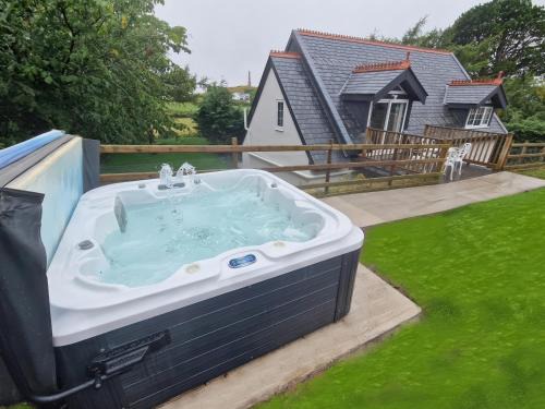 Llandudno Junction House | The Gatekeepers Cottage - Skerry Vore