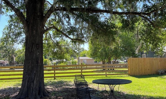 Umatilla House | Your Ideal City Escape Awaits: Pet-Friendly & Spa Access!