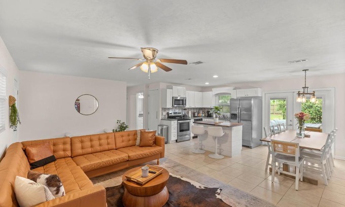 Springtree House | Gator Getaway: Enjoy a Huge Backyard & Pet-Friendly Stay