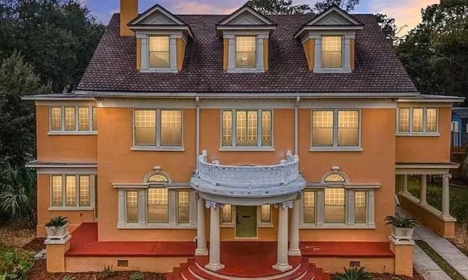 Duckpond House | Spacious Gator Manor – Steps from UF & Stadium with Breakfast