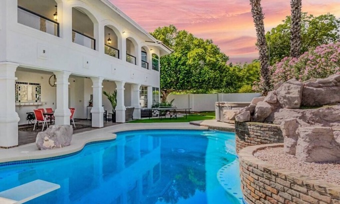 Mesa House | Experience The Gatsby: 8 Bedrooms, Pool & Golf Fun Await