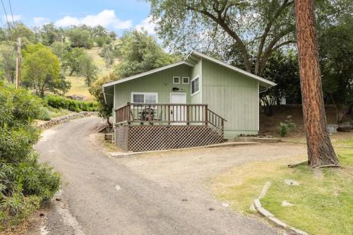 Three Rivers House | Discover The General Sherman Cabin with Inviting Pool Access