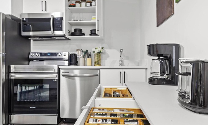 Southwest Edmonton House | The Gentle Nest Keswick | 2 Bedroom Guest Suite | Sleeps 5 | 20 mins from WEM