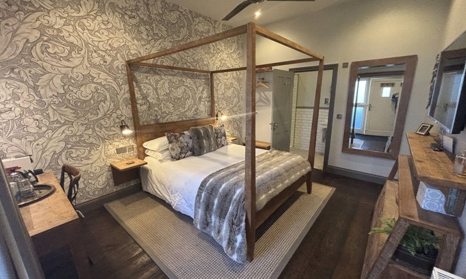 Toddington Hotel | Explore The George Inn: 9.4/10 Rated with Spa & Dining