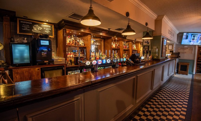 Selby Bed & Breakfast | Cozy Stays at The George Inn with Pool & Kitchen Amenities