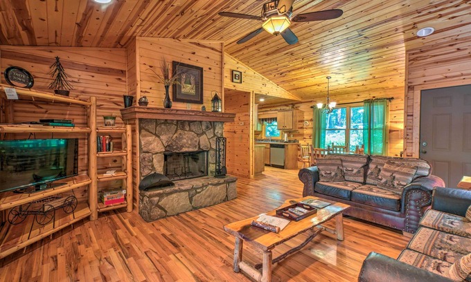 Helen Cabin | Relax at The Georgia Peach Cabin Near Downtown Helen